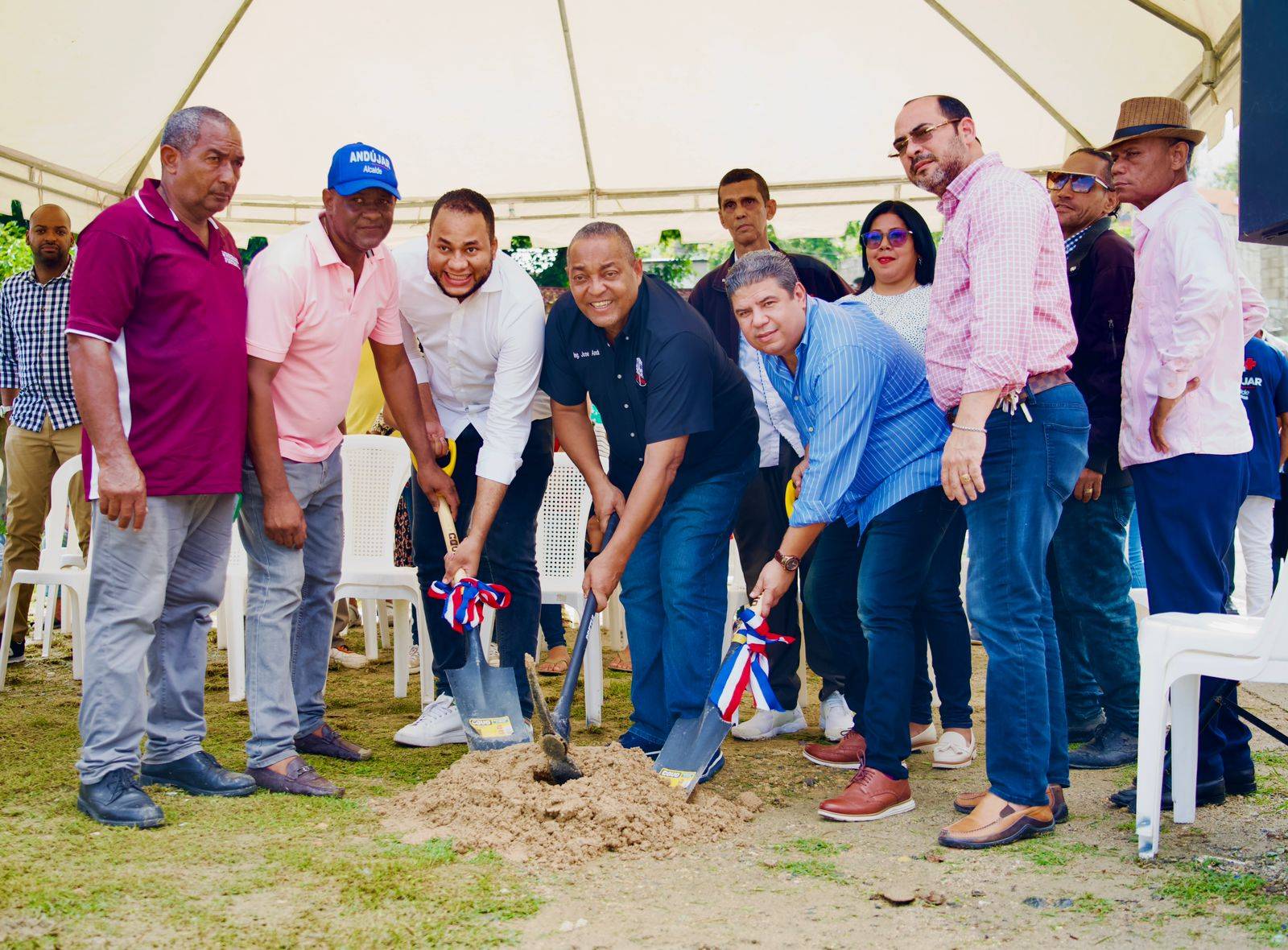 Alcalde José Andújar inicia la construcción de la cancha deportiva de Chuplun