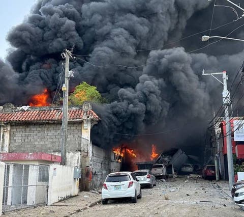 Video: fuerte explosión en establecimiento comercial en San Cristóbal;  reportan víctimas mortales