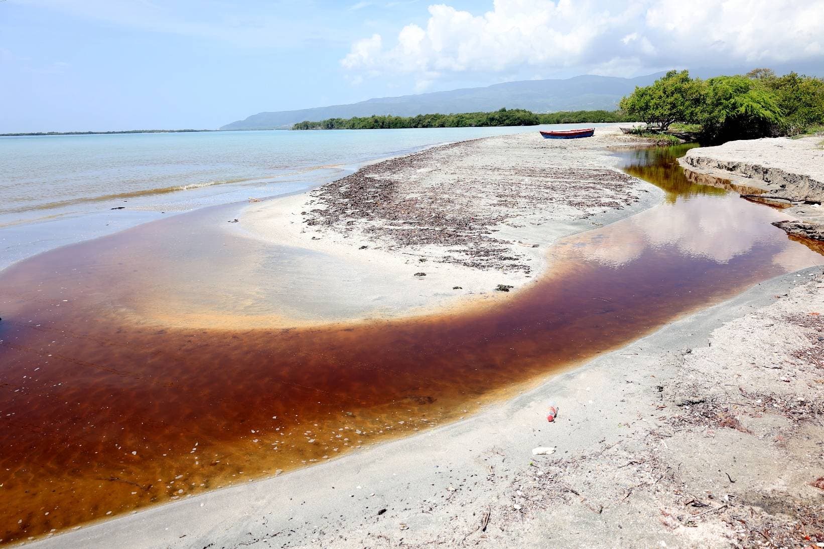 Nadie visita playa Los Negros por contaminación de barcaza