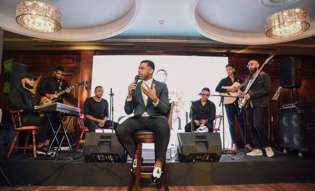 Cristian Allexis durante la presentacion de su disco ¨gigante¨ en el bar del Teatro Nacional 1140x694 1