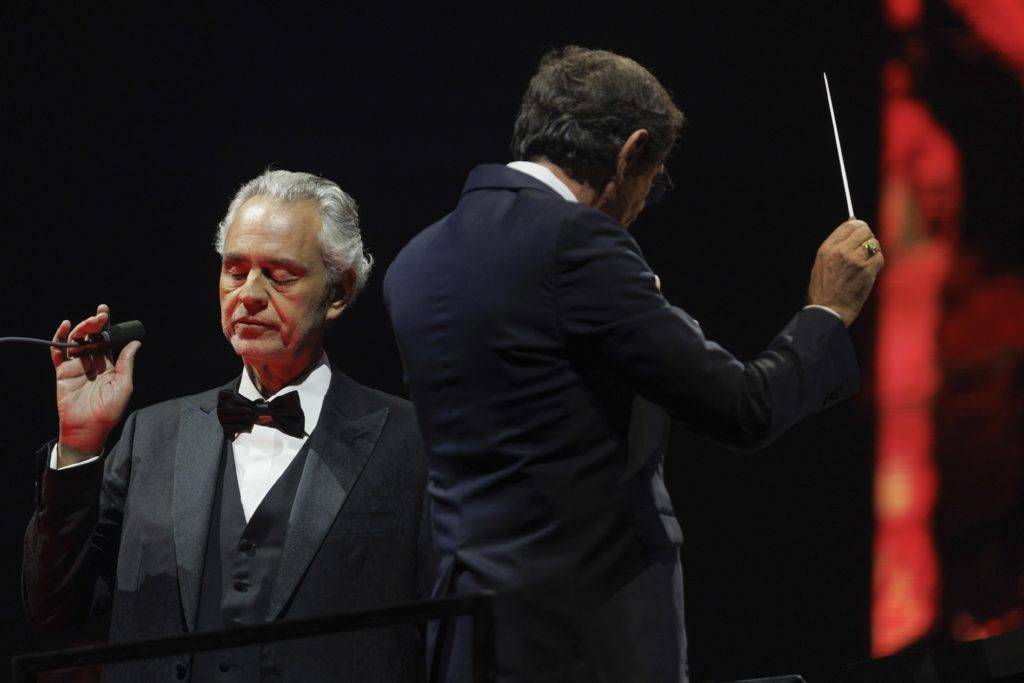 El cantante italiano Andrea Bocelli durante el concierto que ha ofrecido hoy miércoles en el Wizink Center de Madrid. EFE / Sergio Pérez.