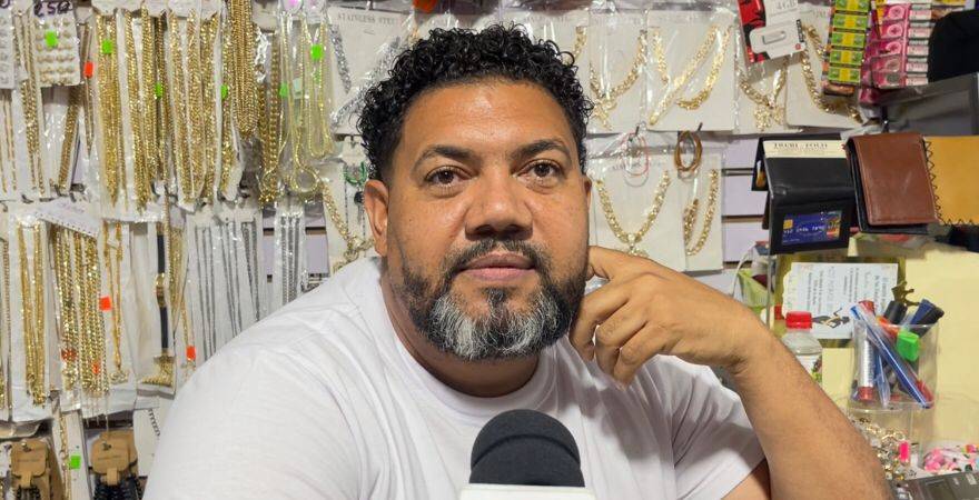 José Miguel tiene una boutique próxima al mercado Binacional y ha teñido pérdidas de hasta un 70%. FOTO Ronny De la Rosa.