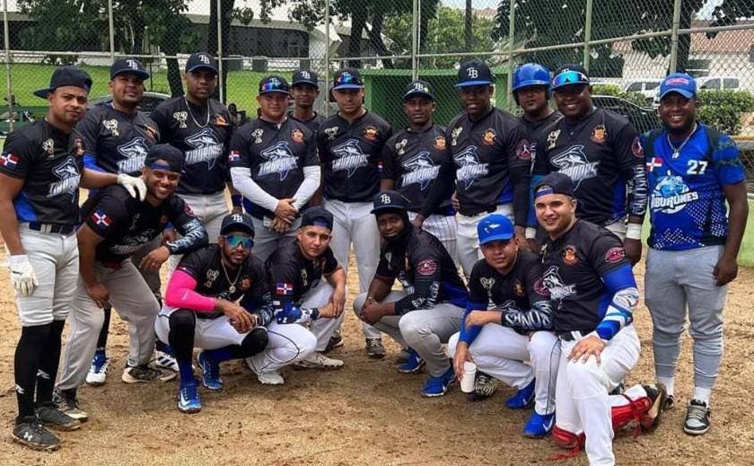 Monarcas y Tiburones van a final torneo de softbol Oficiales Académicos