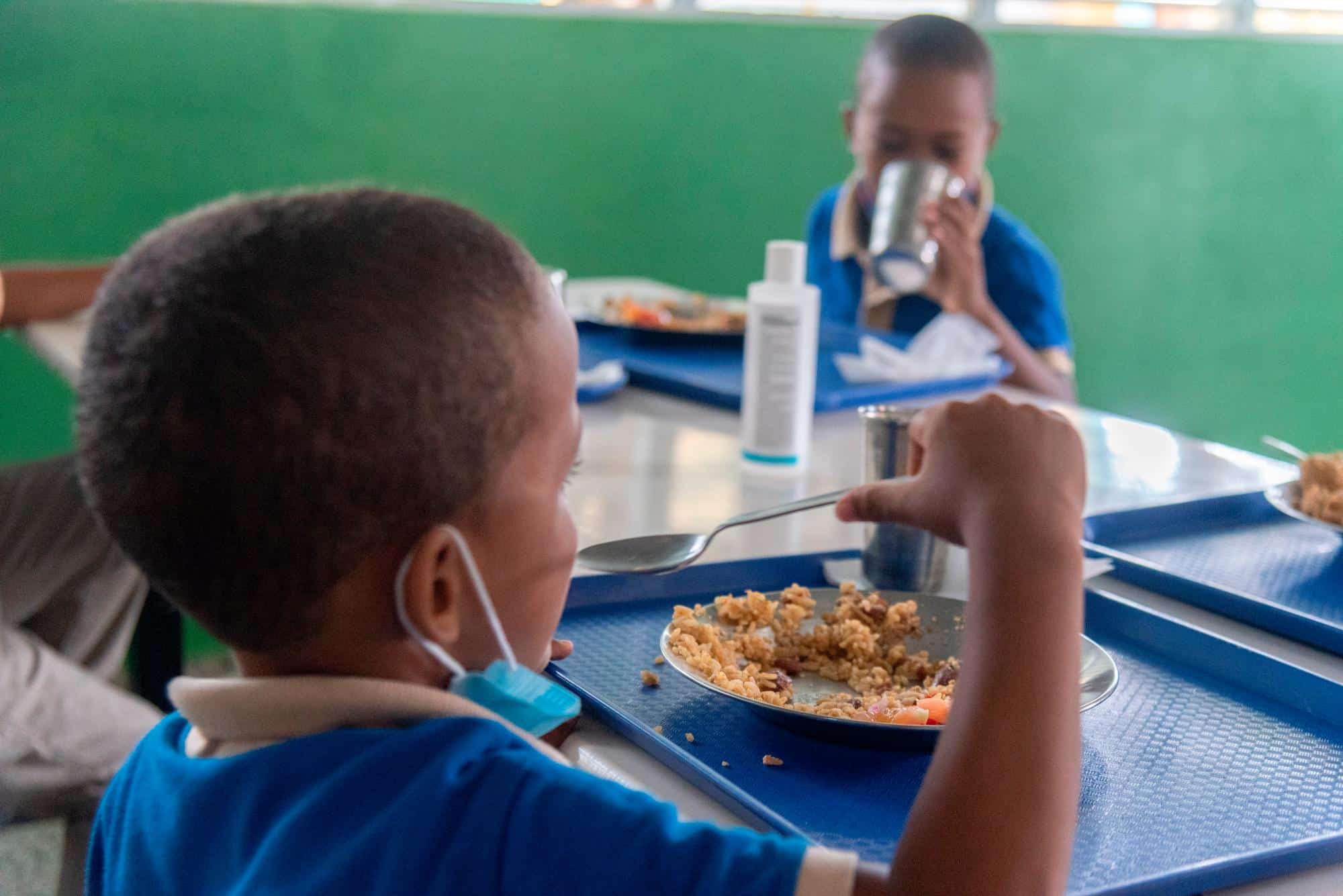Programas de alimentación escolar aumentan la asistencia a clases