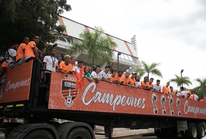 Desfile del Cibao FC pinta de color naranja Santiago