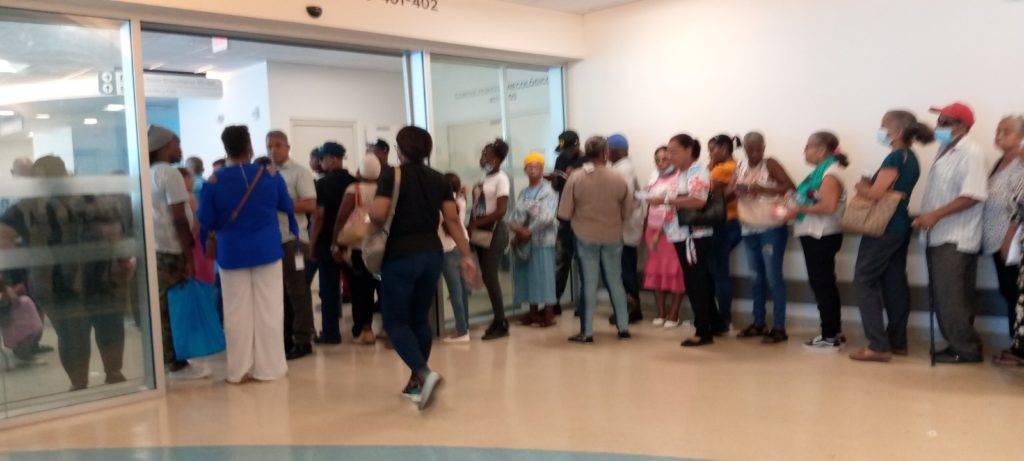 Largas filas para las consultas de CECANOT en las nuevas instalaciones. FOTO  Arlenis Castillo.