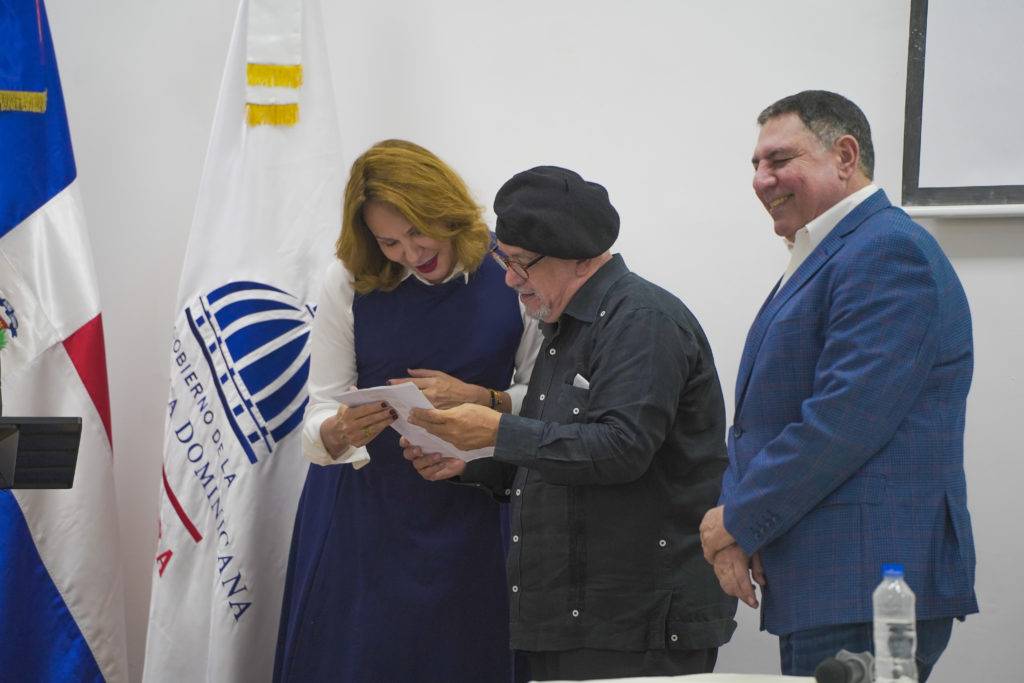 La ministra de Cultura Milagros German junto a los viceminstros Giovanny Cruz y Gamal Michelen observando el listado de obras ganadoras