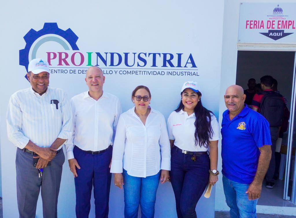 Miles acuden a feria de empleo en nueva Zona Franca San Juan