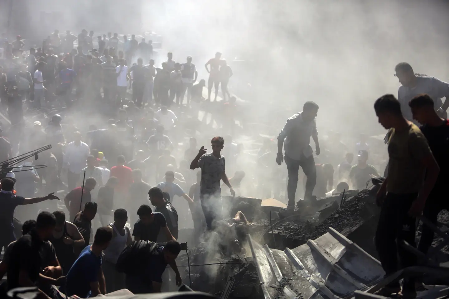 Se intensifican ataques israelíes en Gaza; colapso de Internet separa al territorio