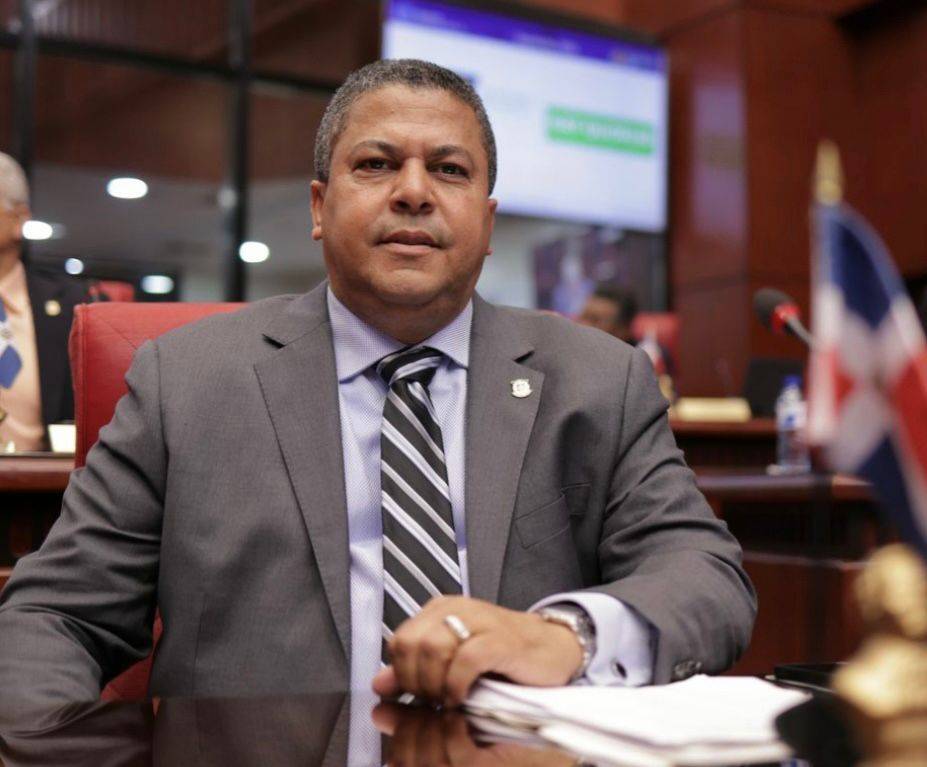 senador Eddy Nolasco