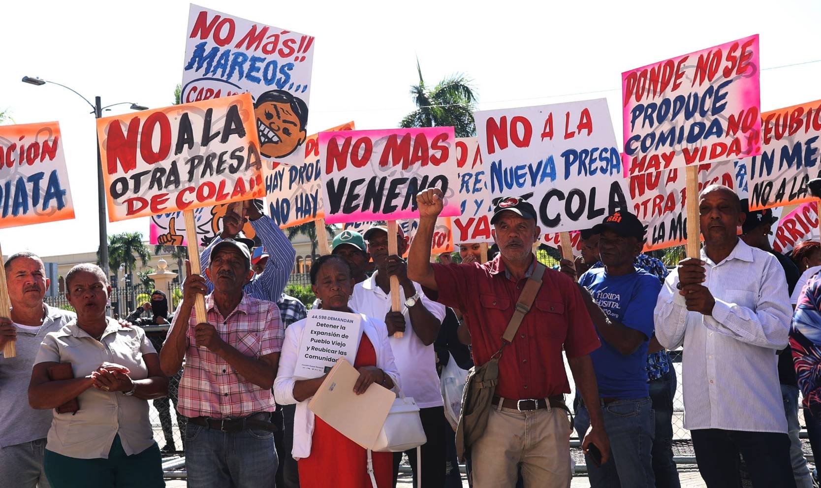 Protestas van a Palacio desde el sur y el norte
