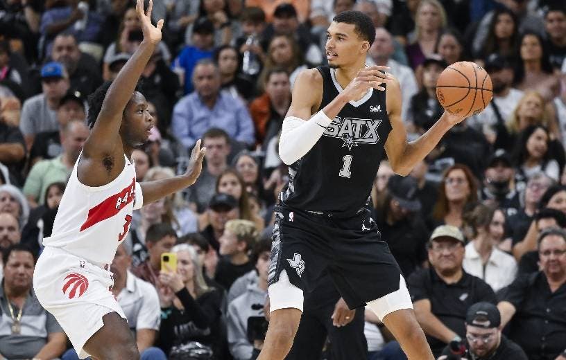 Raptors remontan y vencen a Spurs