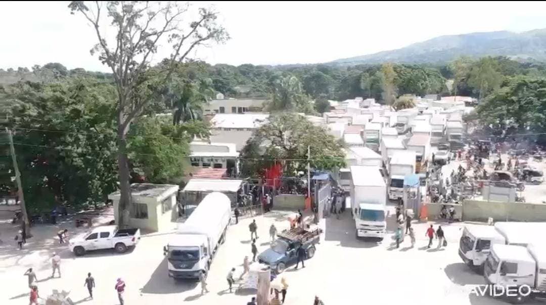 Haitianos compran comida por Elías Piña y nada de materiales de construcción
