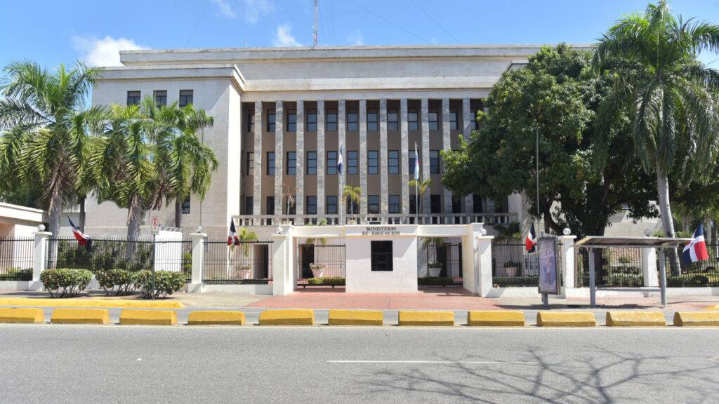 Reporta incendio en el Ministerio de Educación, ubicado en la avenida Máximo Gómez