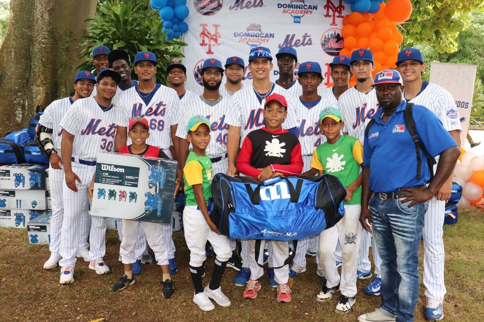 Fundación NY Mets respalda a jóvenes; entrega utensilios deportivos a academias