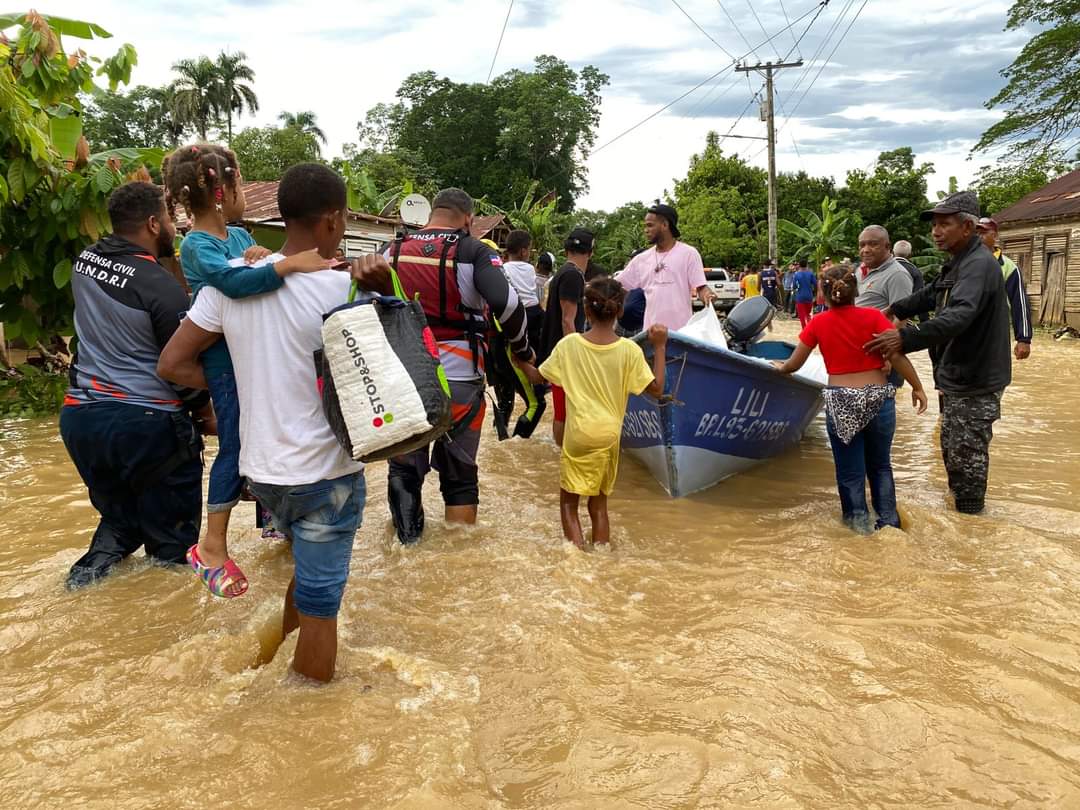 Río Yuna arrastra tres personas en paso por autovía del Nordeste