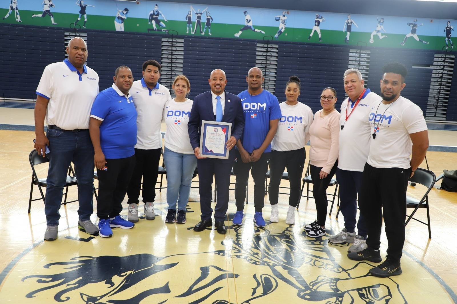 Federación de baloncesto reconoce al alcalde de Lawrence, Brian A De Peña