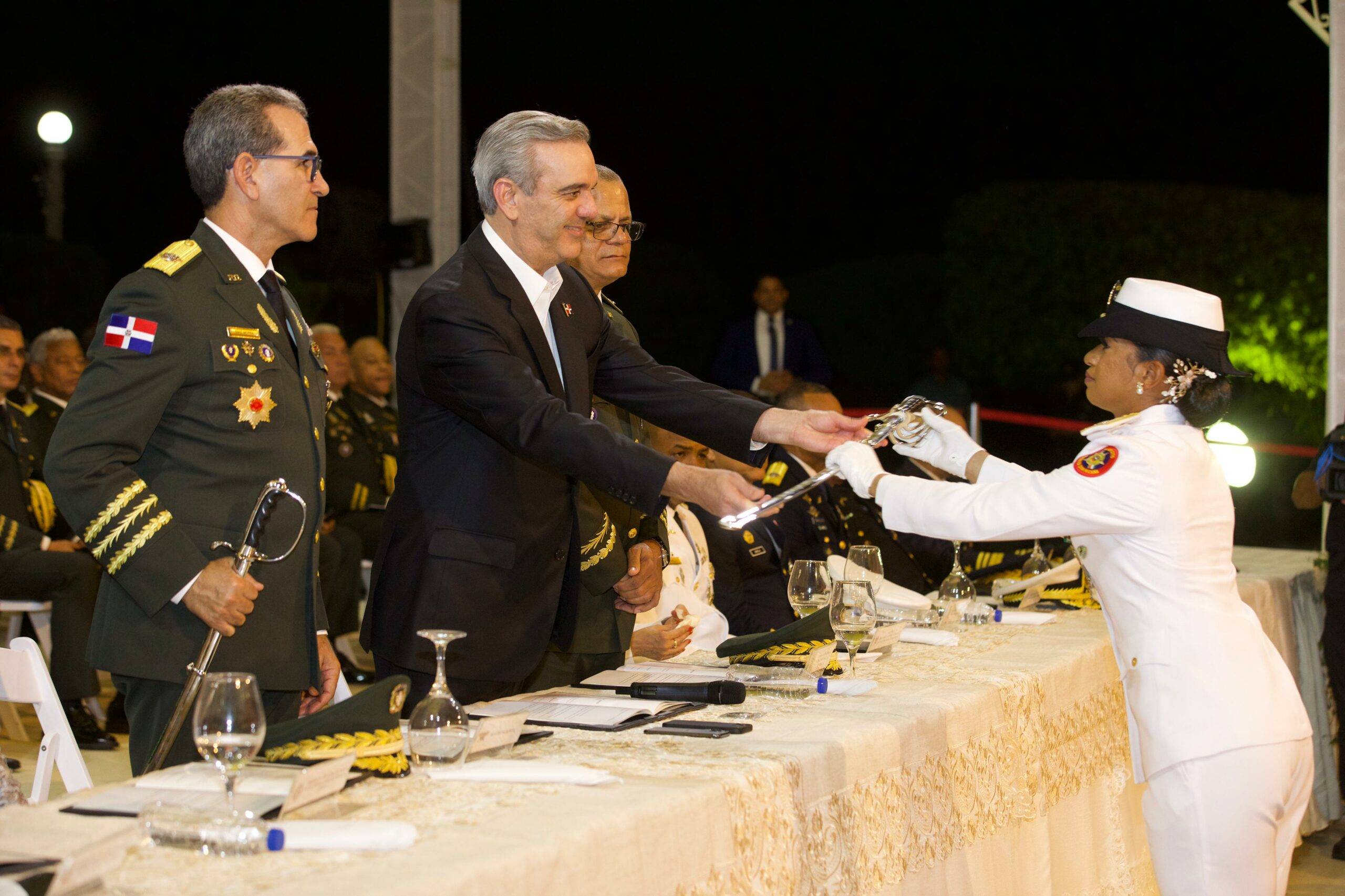 Abinader encabeza graduación en Academia Militar Batalla de Las Carreras