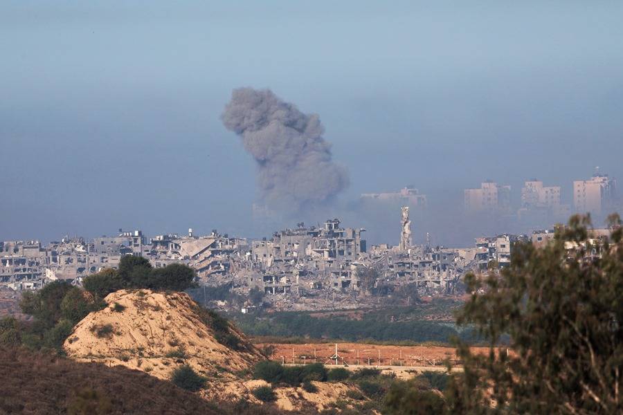 Columnas de humo en la Franja de Gaza. EFE/EPA/Atef Safadi