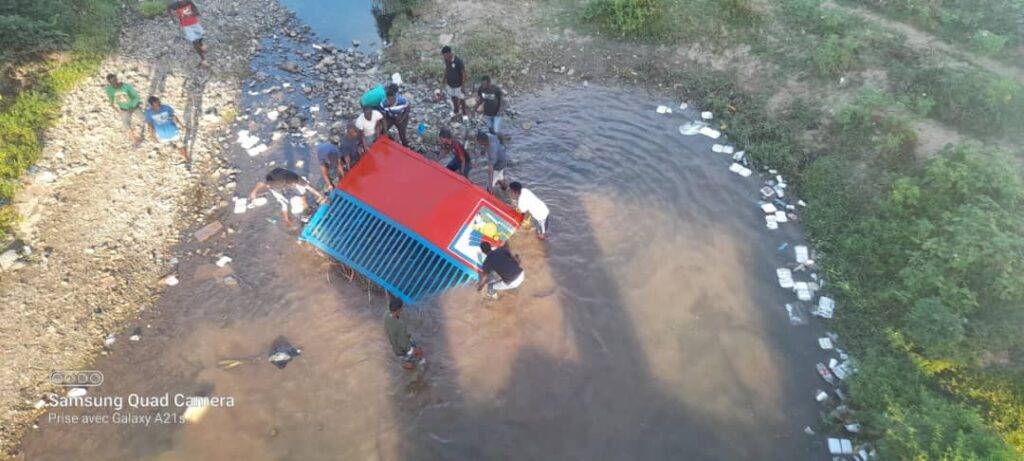 Haitianos levantan porton tirado al rio 1