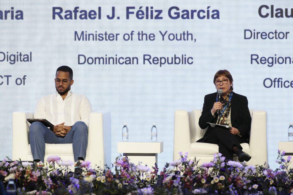 Ministro de la Juventud en foro