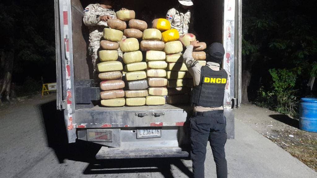 Llevaban 368 libras de marihuana escondidas en sacos de naranja y limones 