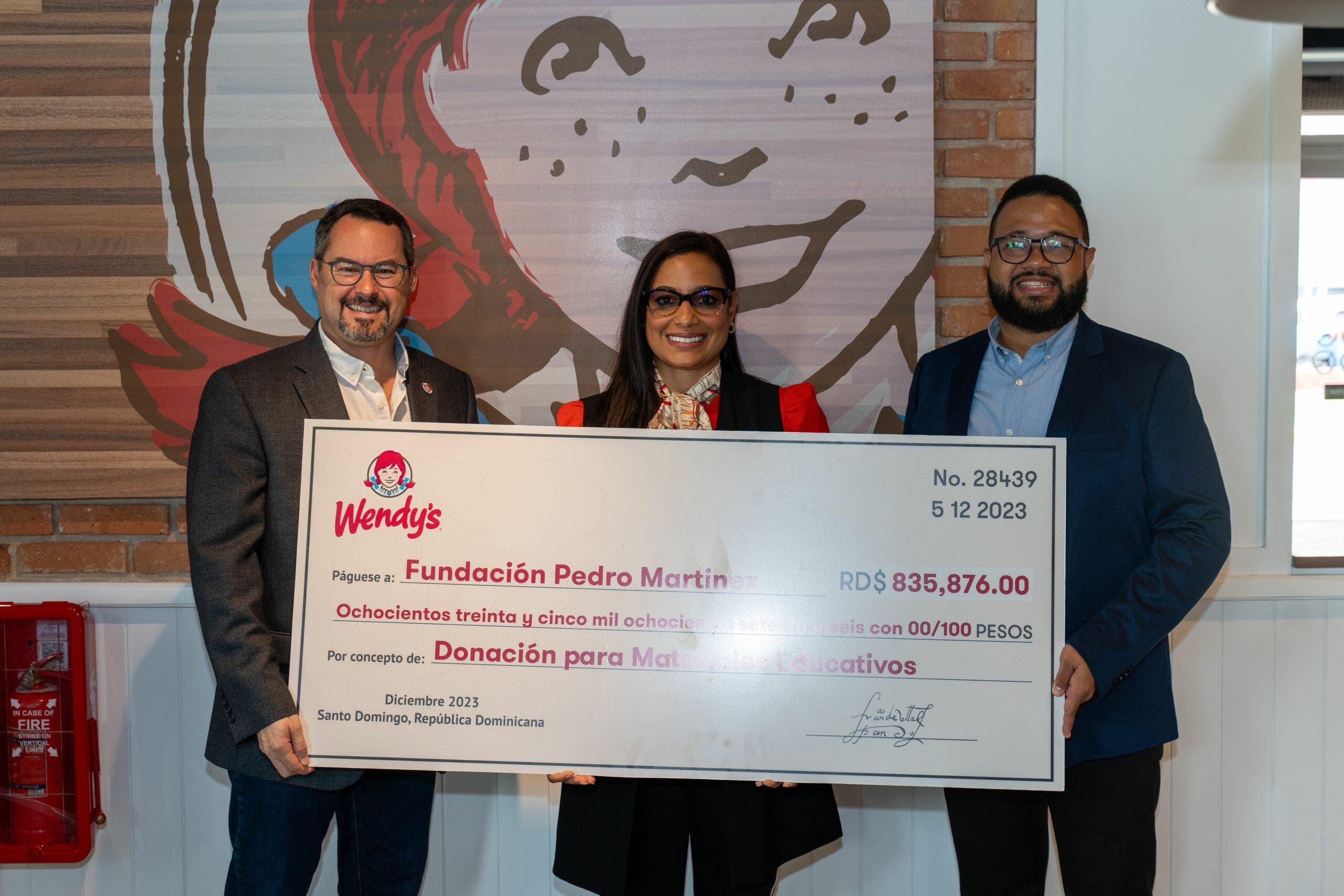 Wendy's entrega donativo a Fundación Pedro Martínez