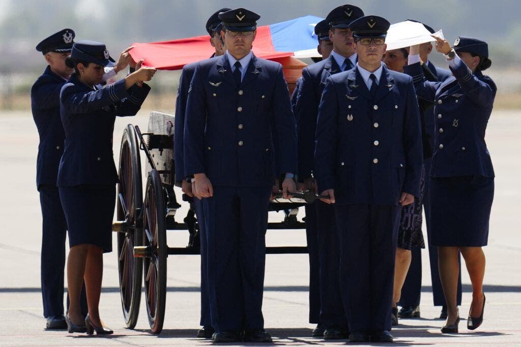 El féretro del expresidente Piñera llega a Santiago y es recibido con honores por Boric