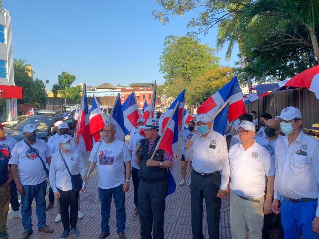 Foto 2 El presidente del Instituto Duartiano Wilson Gomez Ramirez y otros directivos