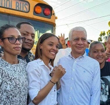 Senador Ricardo de los Santos dona 2 autobuses a estudiantes