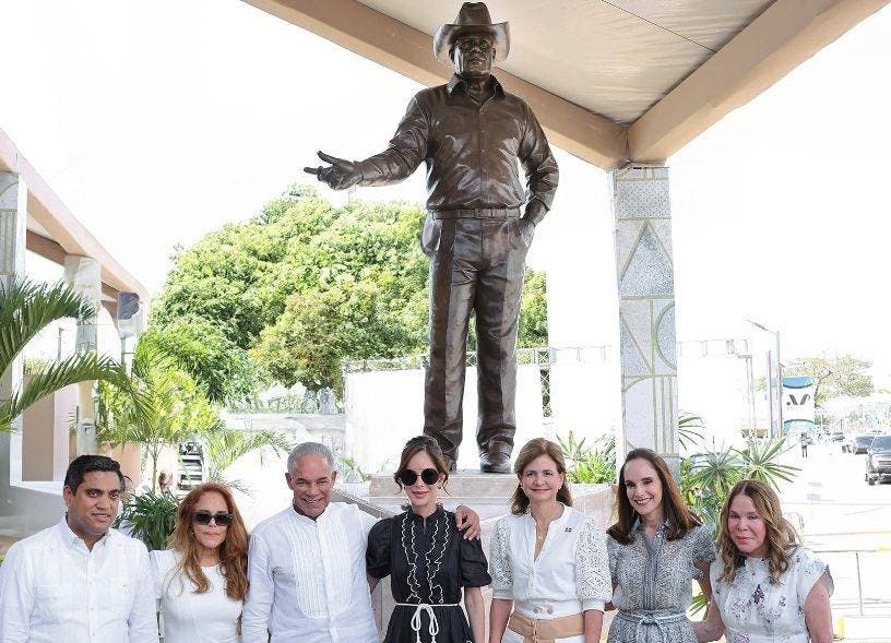 Una estatua en honor a empresario Pedro Rivera