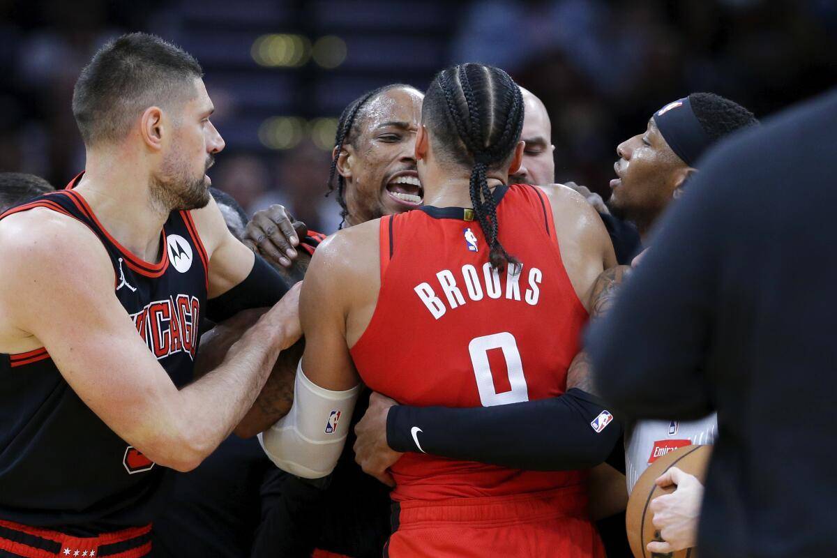 DeRozan y Brooks son expulsados