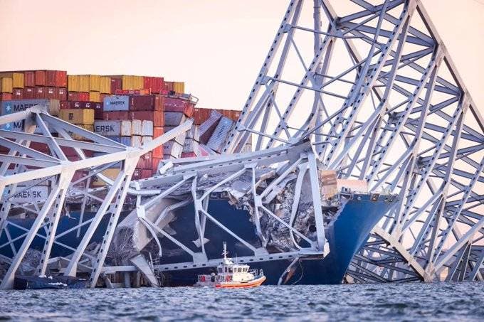 Videos y fotos muestran momento en que barco choca puente en Baltimore