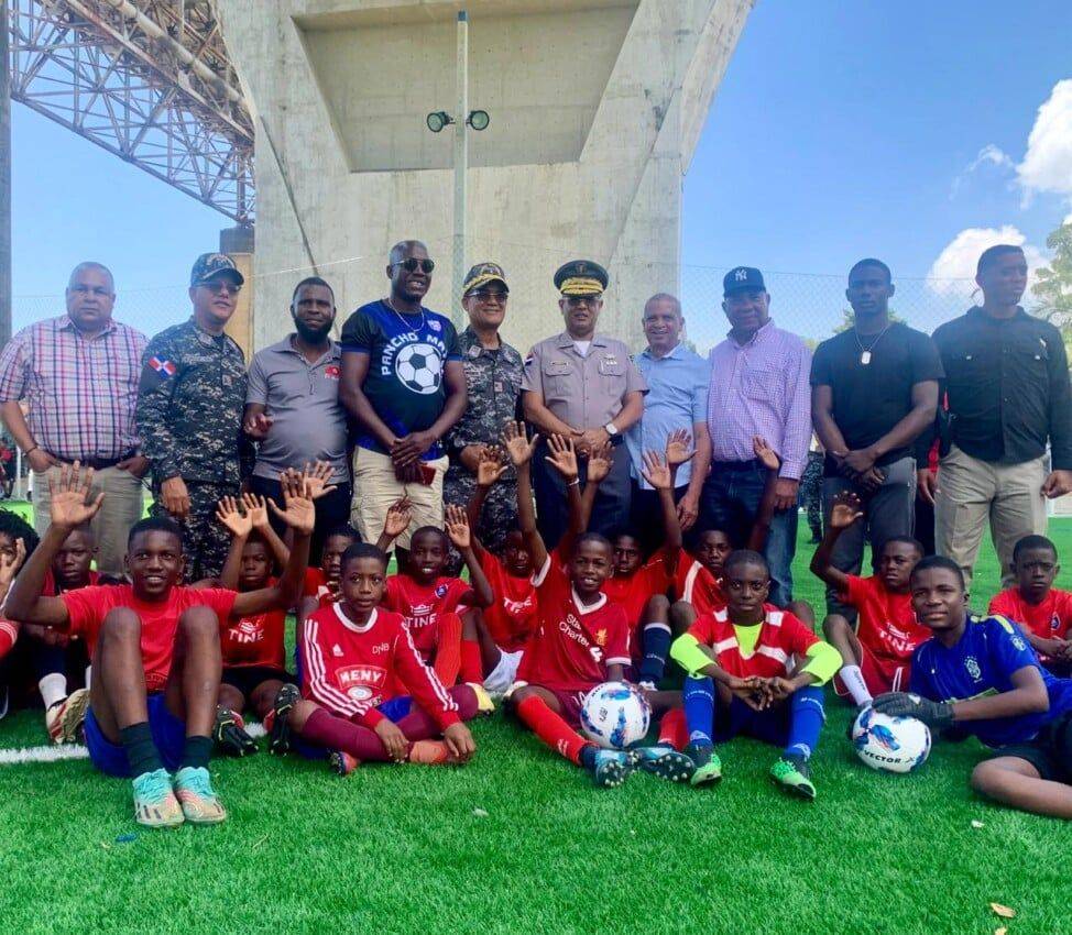 Monte Llano campeón de Fútbol Policía con los Niños