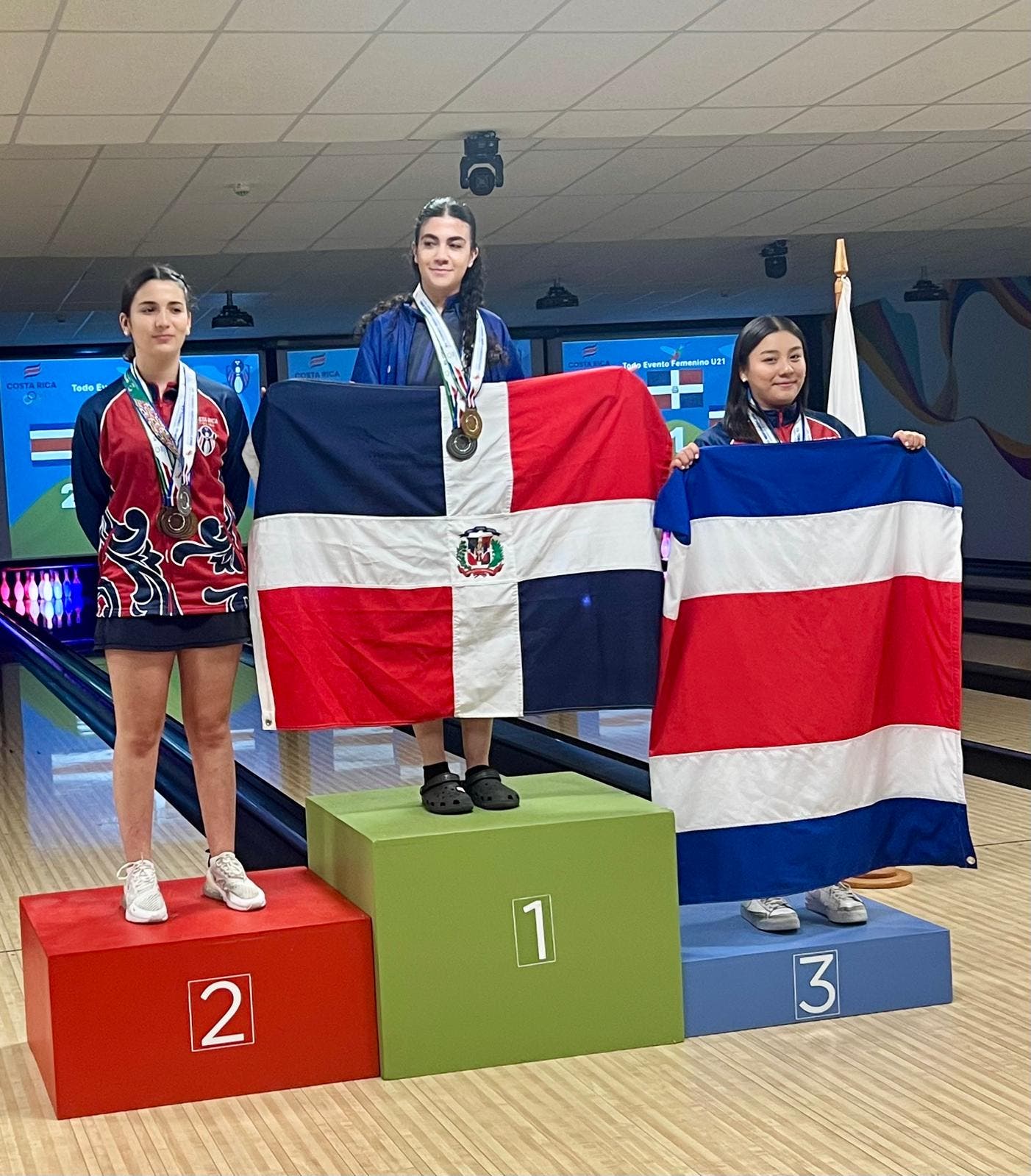 Vivian Luna gana 2 oro, plata y bronce en torneo Iberoamericano de Boliche