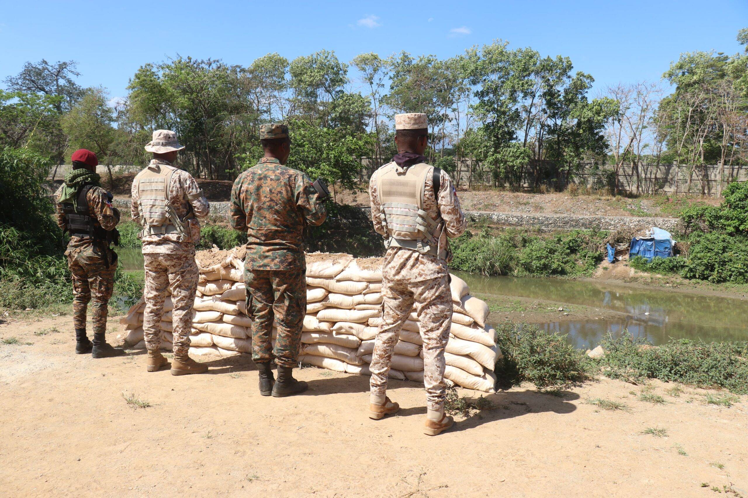 Soldados armados protegen sistema de bombeo en canal La Vigía