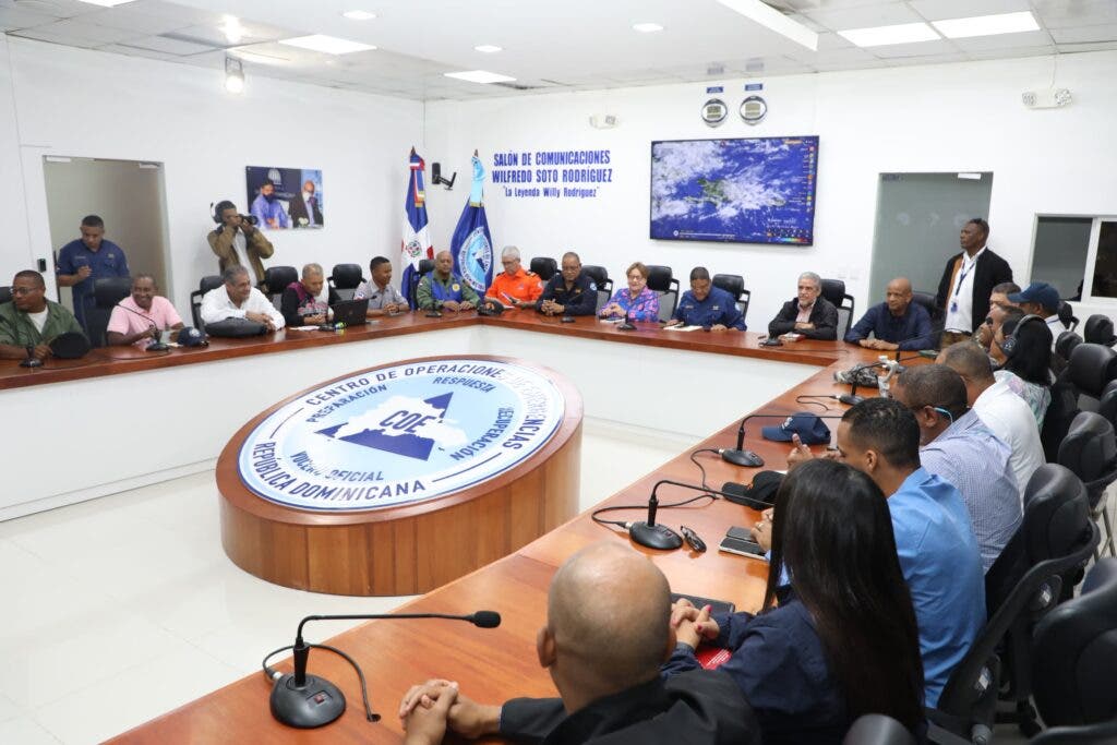 Reunión del COE junto a otras autoridades para dar seguimiento a huracán Byral.