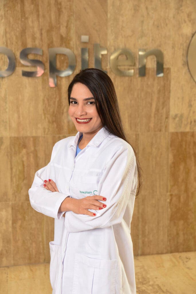 Doctora Mirna Arias cirujana general y coloproctologa de Hospiten Santo Domingo