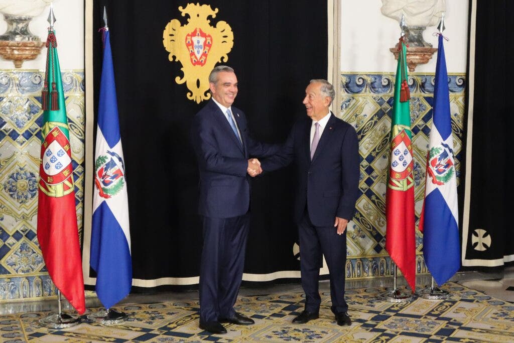 El presidente de República Dominicana, Luis Abinader (i), y su homólogo portugués, Marcelo Rebelo de Sousa, posan antes una conferencia de prensa sin preguntas en el Palácio de Belém, este martes en Lisboa. Abinader, que llegó a Lisboa procedente de Roma, lleva a cabo un viaje oficial a Portugal, donde también visitará las instalaciones de la Agencia para Modernización Administrativa (AMA).- EFE/ Carlota Ciudad