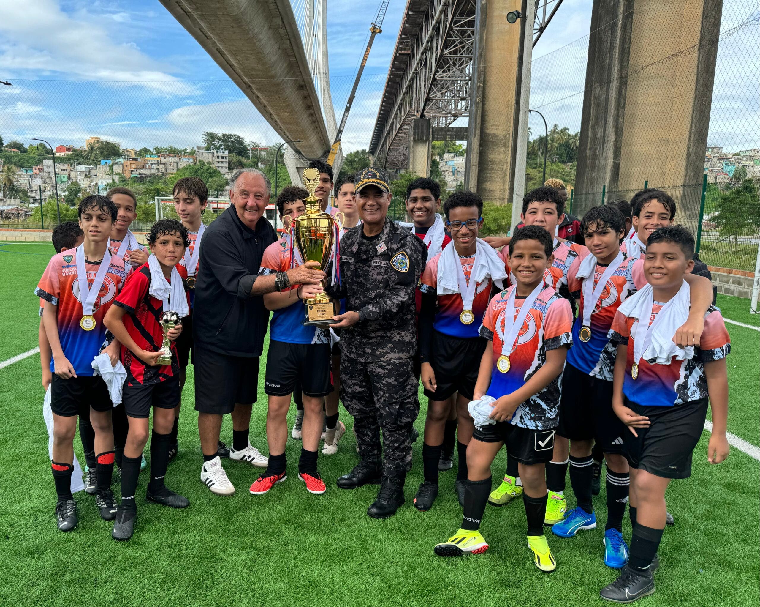 Bauger vence Policía FC Los Guandules, gana fútbol niños dedicado a su trayectoria