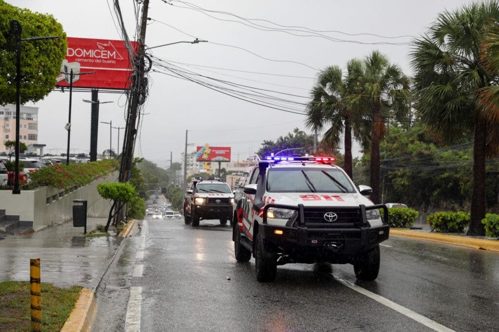 Equipos del 911 durante plan de contingencia ante posible amenaza de huracán Beryl en territorio nacional.