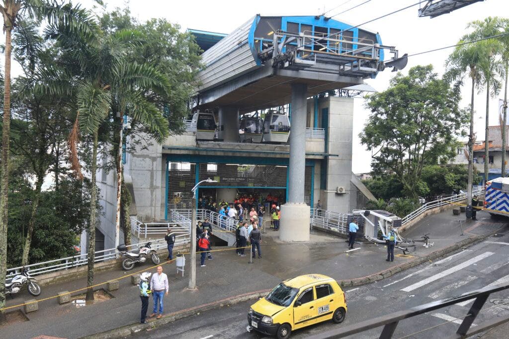 Al menos un muerto y 12 heridos por desplome de una cabina del teleférico en Medellín, Colombia