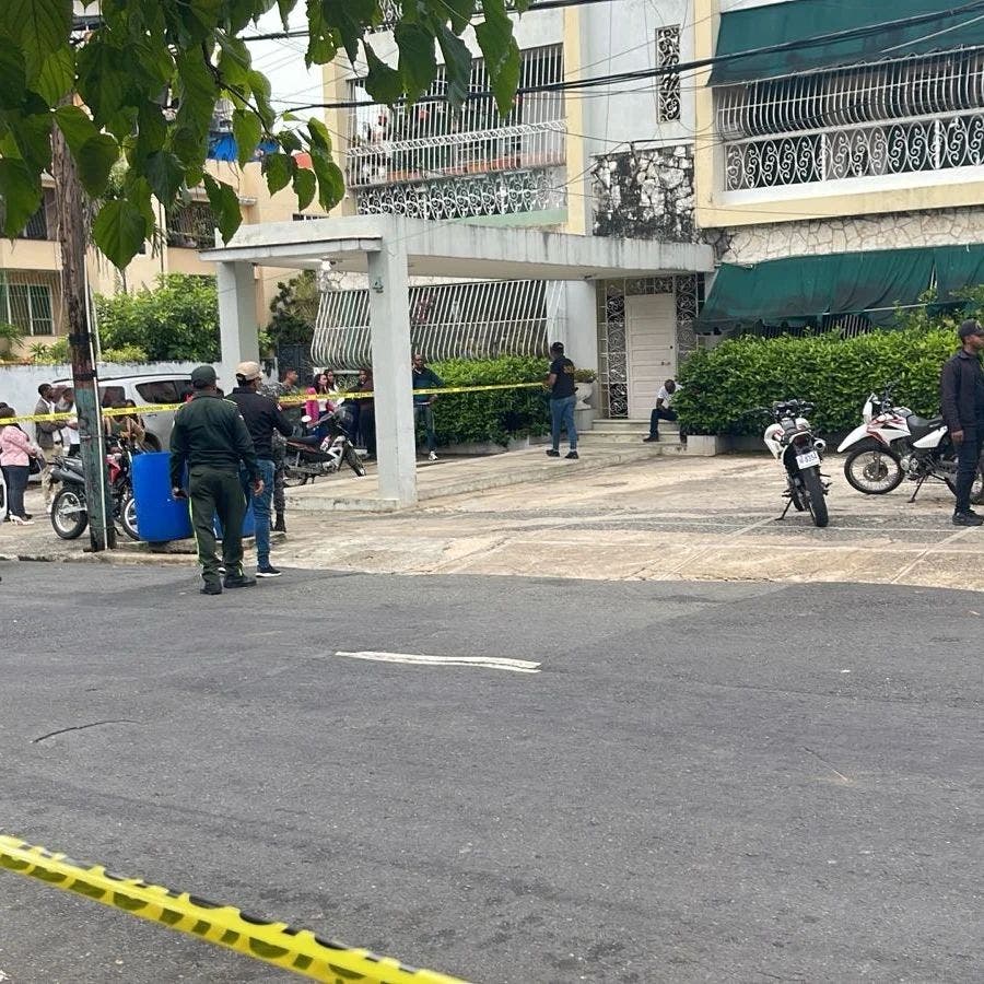 AhoraMismo Agentes de la Policia Nacional y de la Direccion Central de Investigaciones Dicrim se encuentran a las afueras de la Calle Duarte entre la Avenida Bolivar y Caonano en donde presuntamente oc 1 1