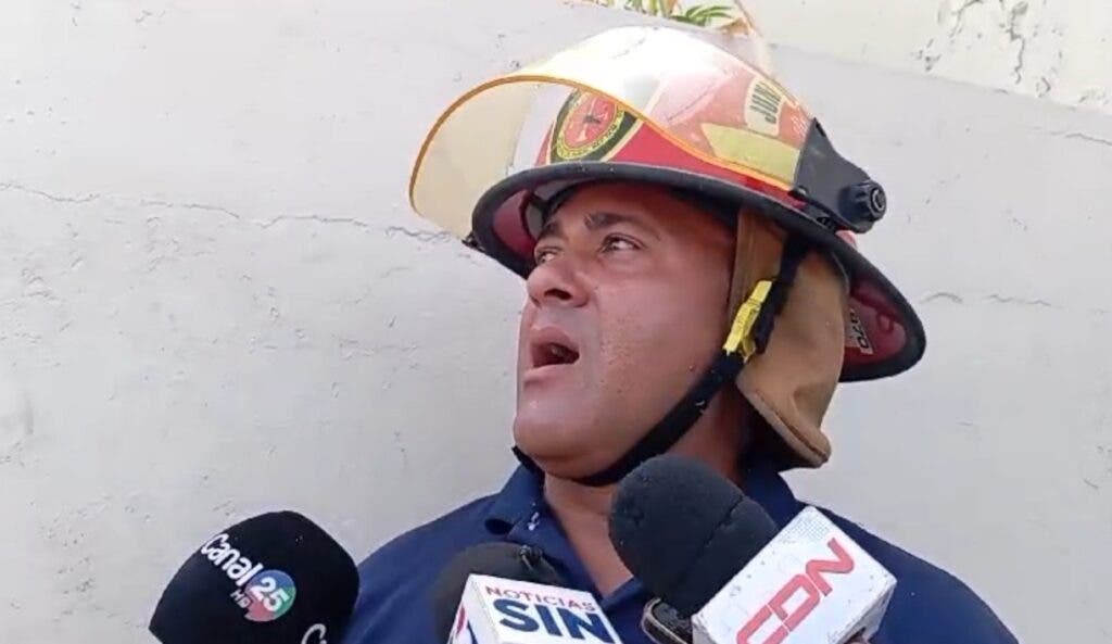 El coronel del Cuerpo de Bomberos del municipio El Puñal, José Santana ofrece detalles sobre el incendio en Santiago. 