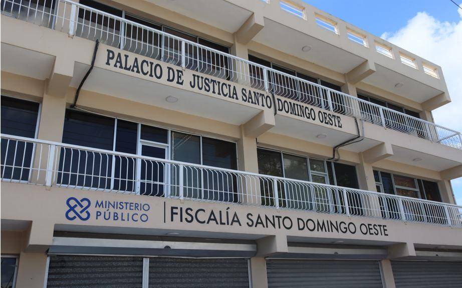 Fachada de la Fiscalía de Santo Domingo Oeste donde el órgano persecutor investiga a pastor acusado de abuso sexual contra menores.