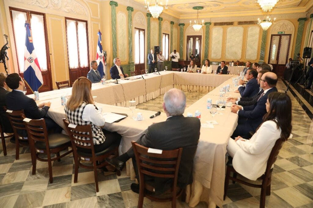 Foto 2 Un aspecto de la reunion con los exportadores en la casa de gobierno 1