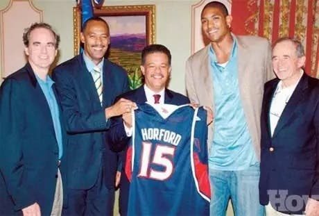 El expresidente Leonel Fernández junto al campeón de la NBA, Al Horford. 