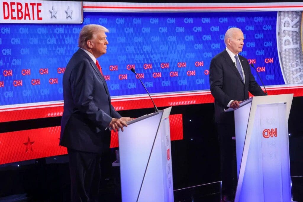 Donald Trump y Joe Biden durante debate presidencial. 