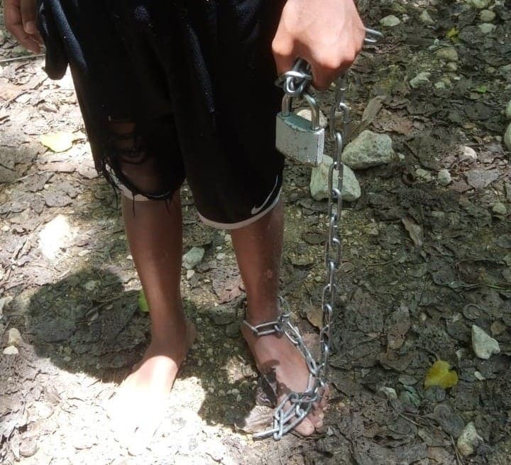 Conani rescata niño. Momento en el que el infante portaba las cadenas. 