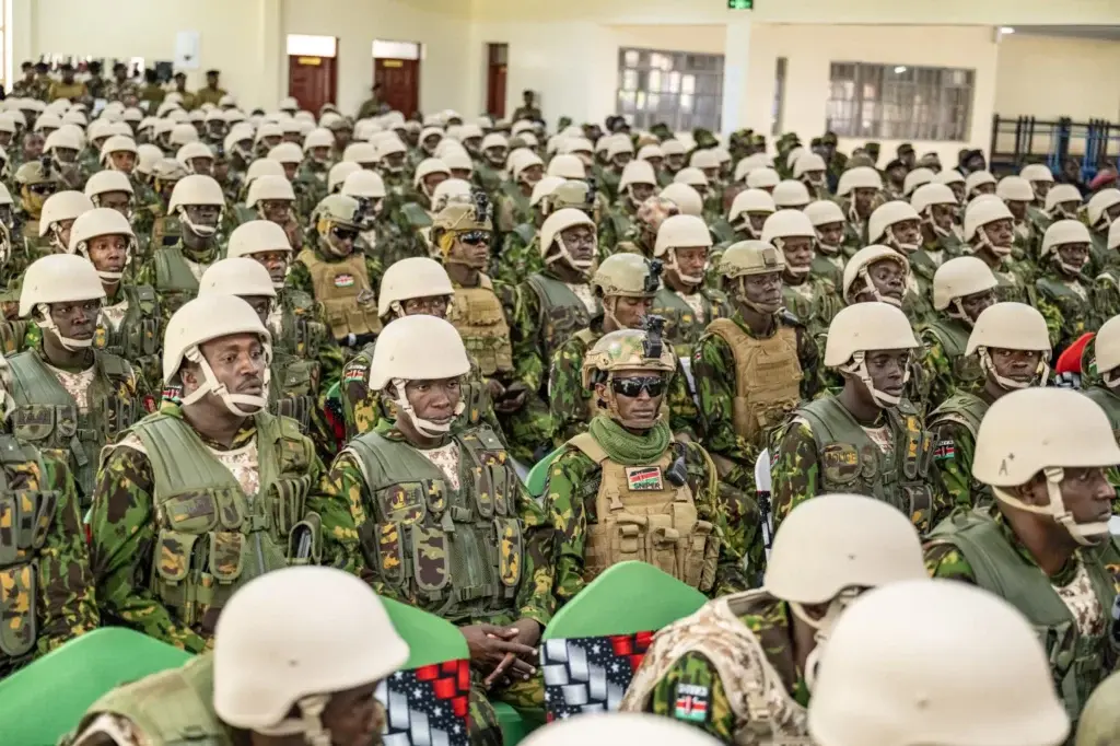 Policías de Kenia arriban a territorio de Haití para enfrentar bandas y pacificar país caribeño.